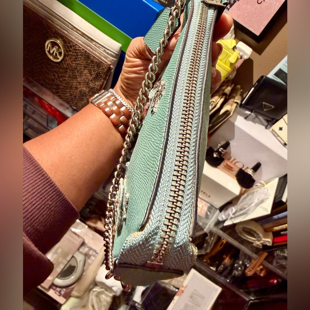 SOLD 🎁COACH CHALK HAWAIIAN FLORAL EMBROIDERY BEADED LARGE WRISTLET (LE) - Picture 8 of 15